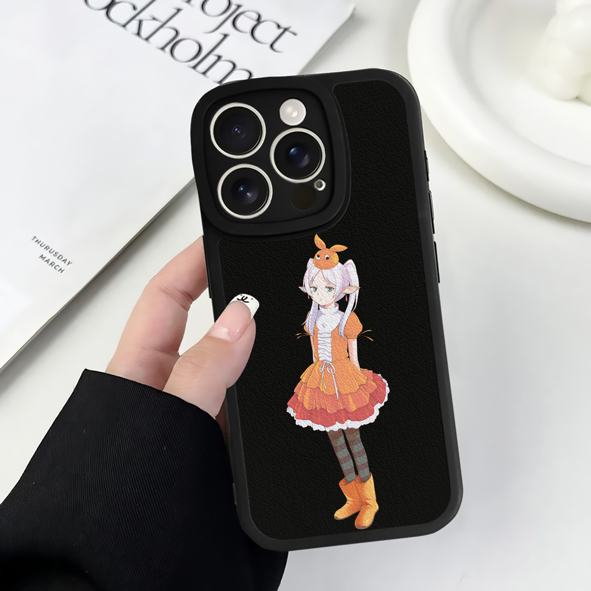（画像用） 葬送のフリーレン Frieren 【iPhone 16シリーズ対応】シリコンスマホケース（レザー調） 材質：シリコン